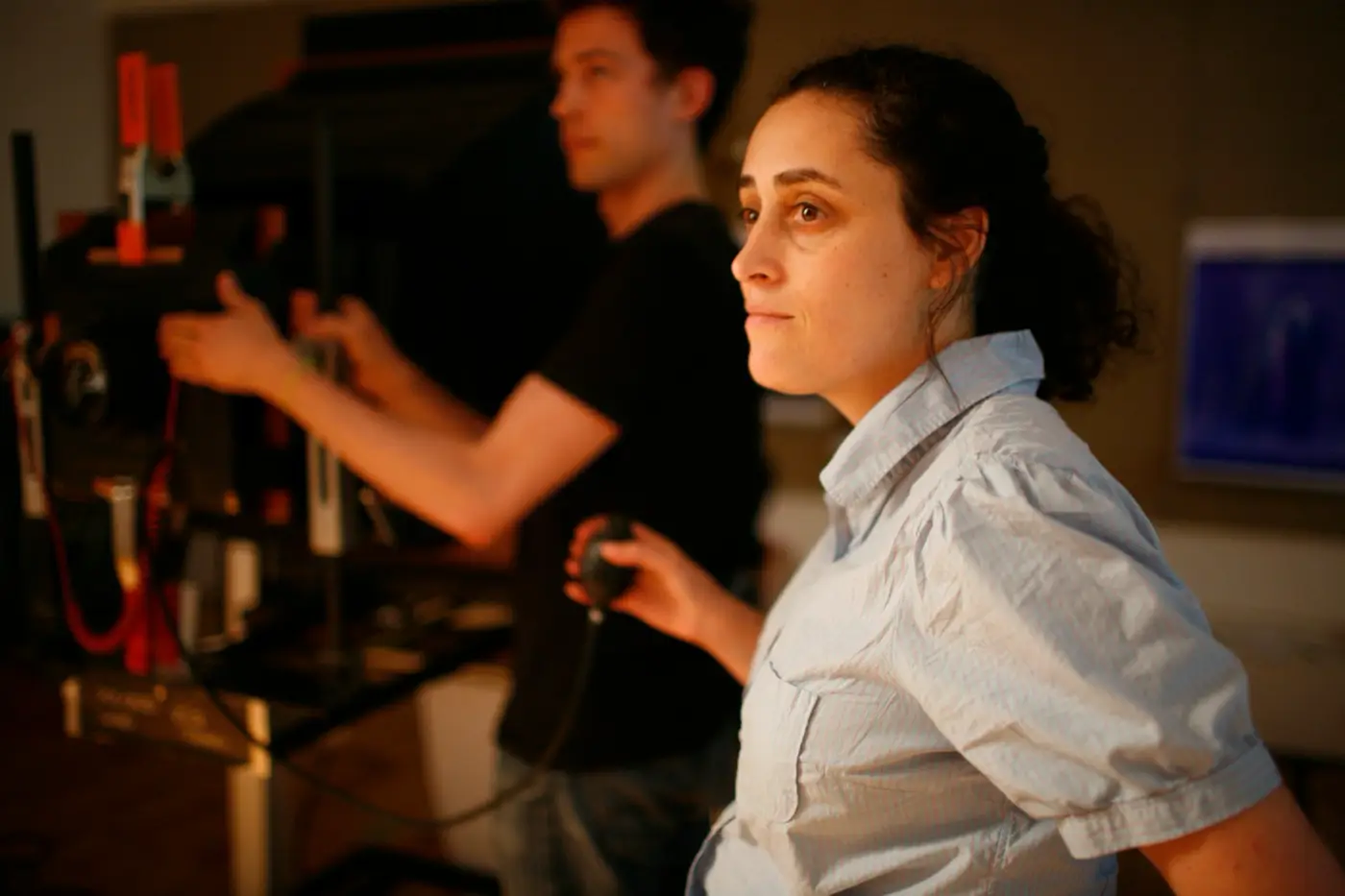 Gail Albert Halaban, in New York City circa 2007, operating a Polaroid 20x24 camera at a shoot. By Gail Albert Halaban - Own work, CC BY-SA 4.0