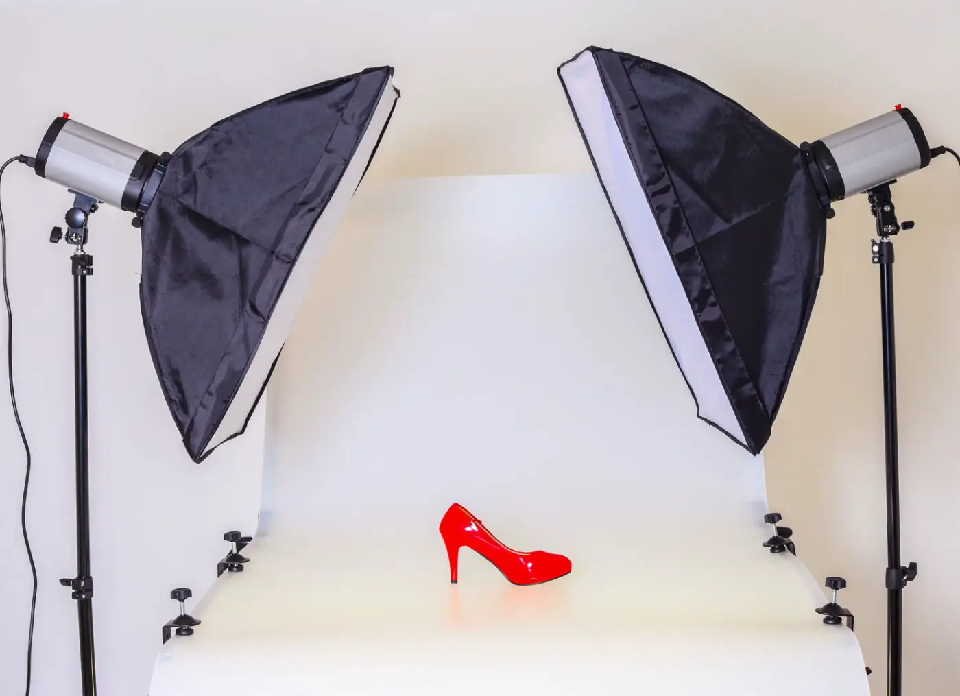 fotolampen in studio met rode schoen in de set