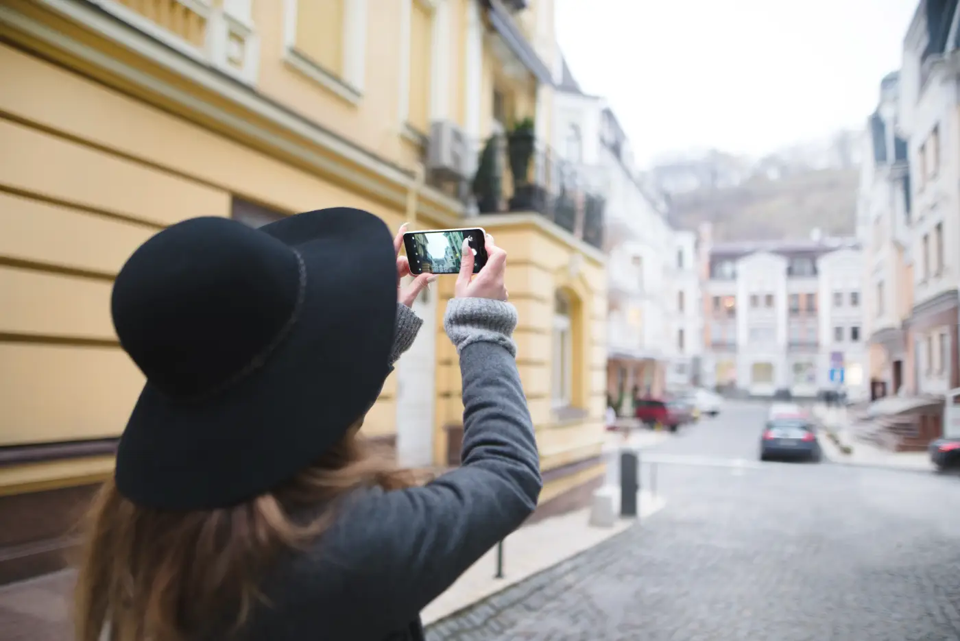 Vrouw fotografeert architectuur met de camera van haar iPhone