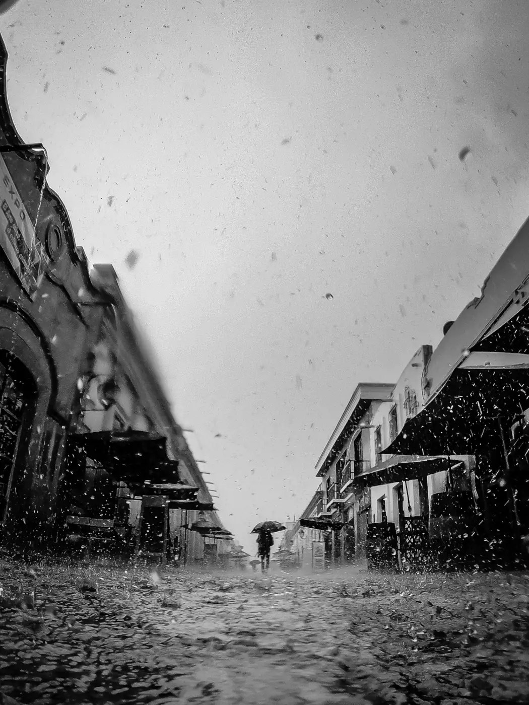 The Rain van Sven Delaye, derde prijs in de zwart-witcategorie van de Pure Street Photography Awards 2026