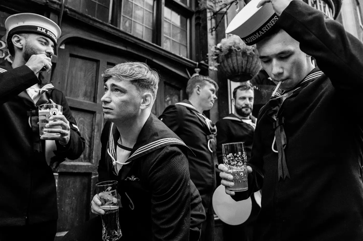 From Salute to Cheers van Chris Mozyro, eerste prijs in de zwart-witcategorie van de Pure Street Photography Awards 2026