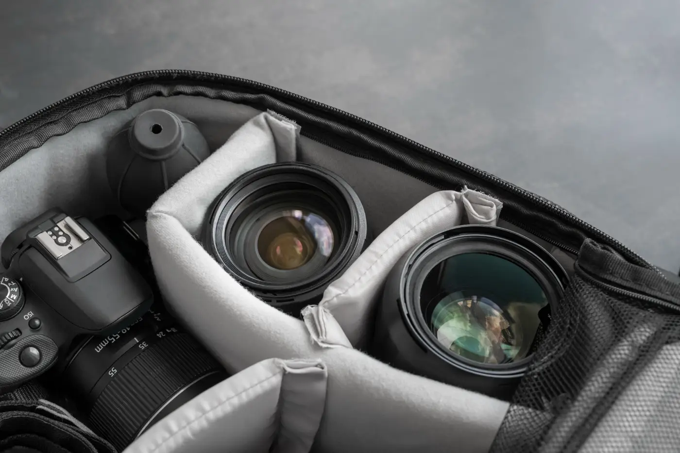 Camera met verschillende objectieven op tafel om een lens te kiezen