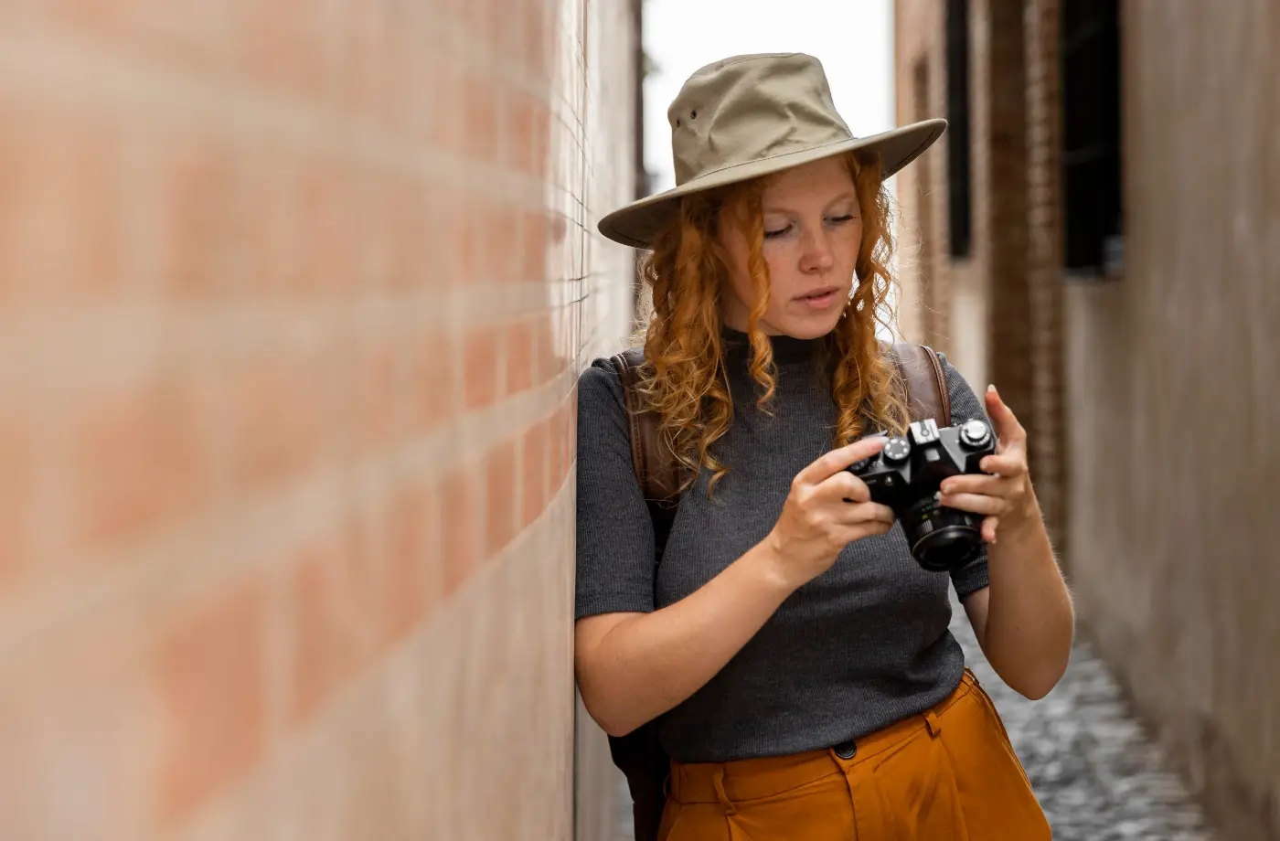 Fotograaf met camera en objectief tijdens het fotograferen
