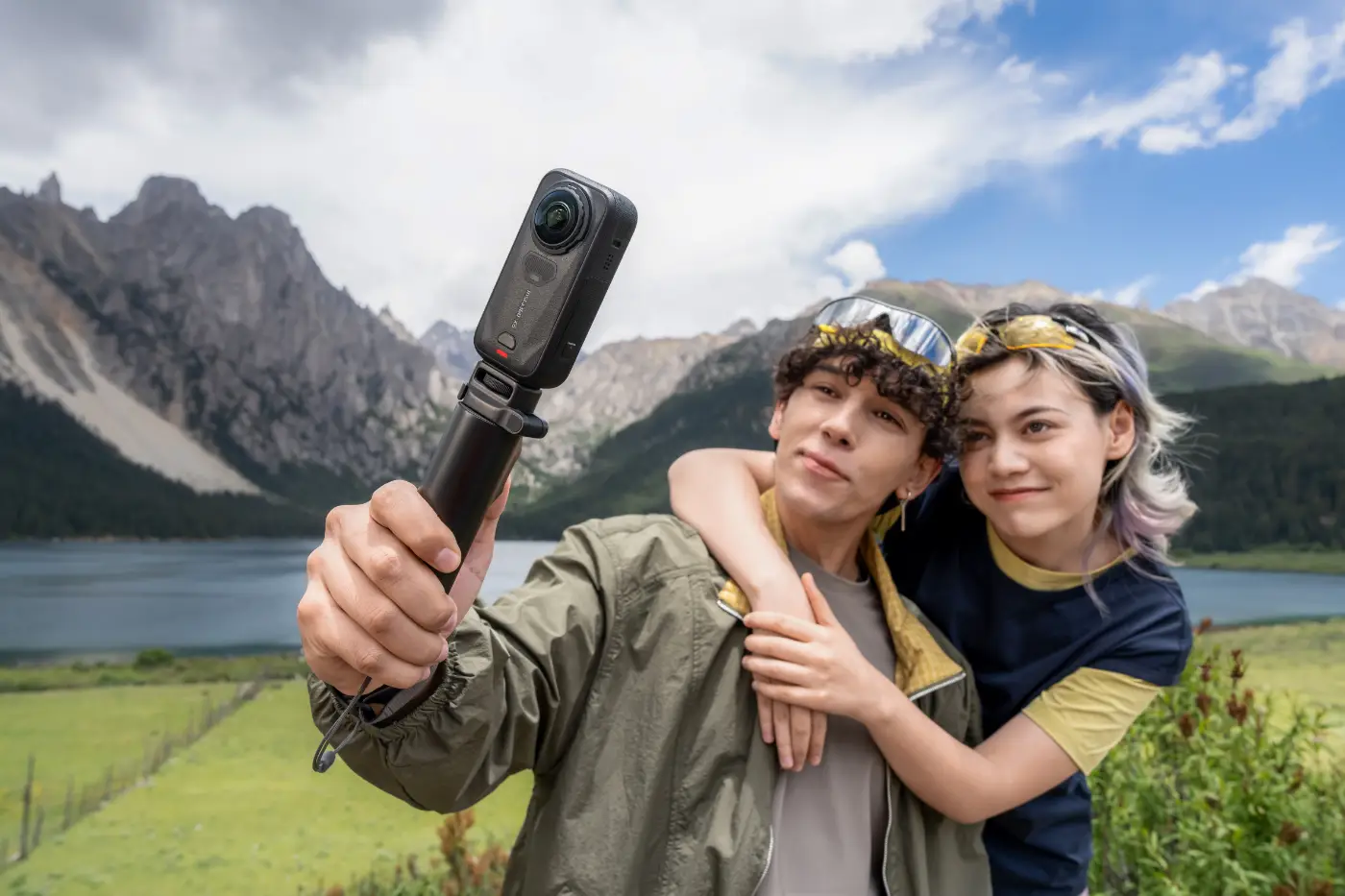 Insta360 X6 360°-camera in gebruik met Invisible Selfie Stick