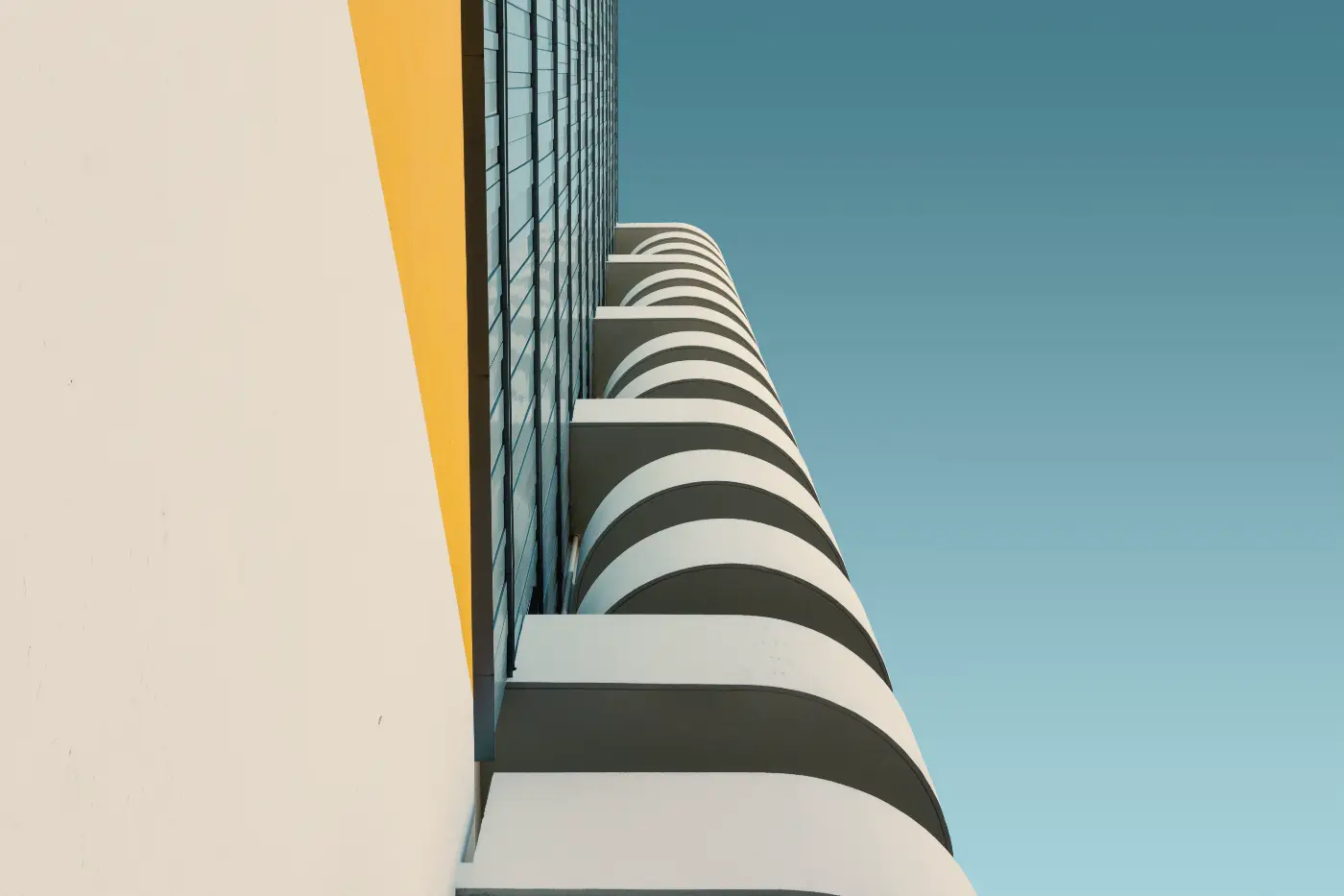 Minimalistische architectuurfoto vanuit laag standpunt met blauwe lucht