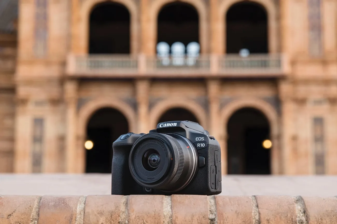 Canon EOS R10 background built