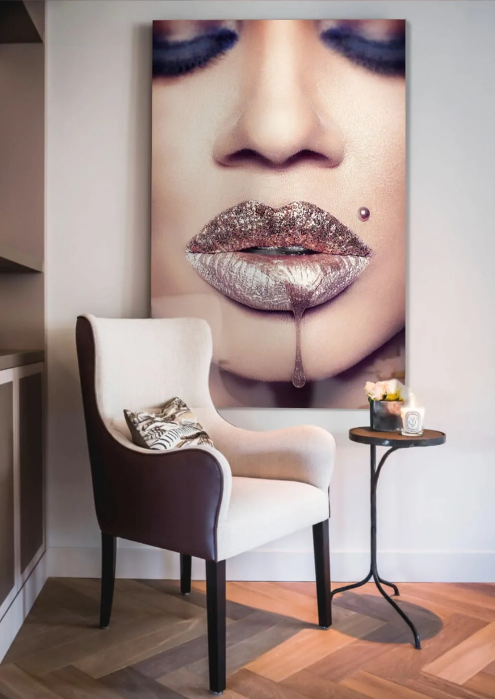 Close-up beautyportret met glinsterende zilveren lippen afgedrukt op groot plexiglas kunstwerk in stijlvol interieur