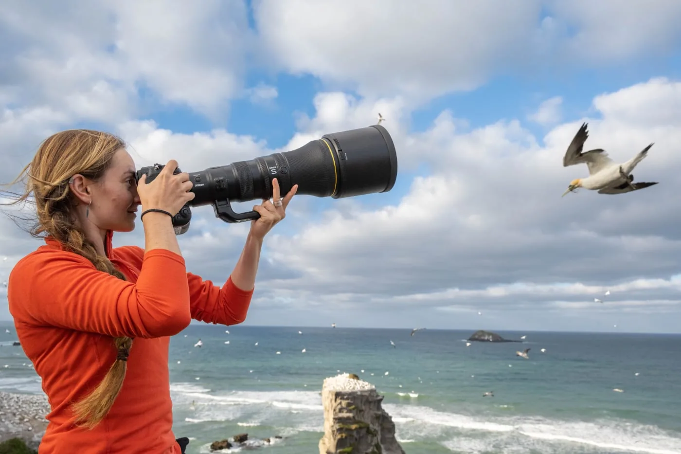 Fotograaf fotografeert zeevogels met de Nikon Z 800mm f/6.3 VR S aan de kust