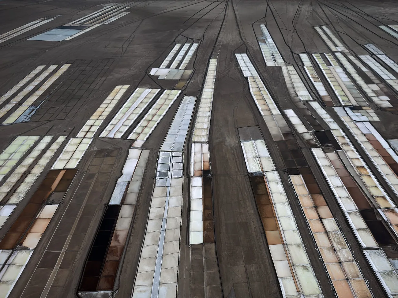 foto: © Edward Burtynsky, 2021 Sony World Photography Awards - Salt Pans #18, Little Rann of Kutch, Gujarat, India, 2016