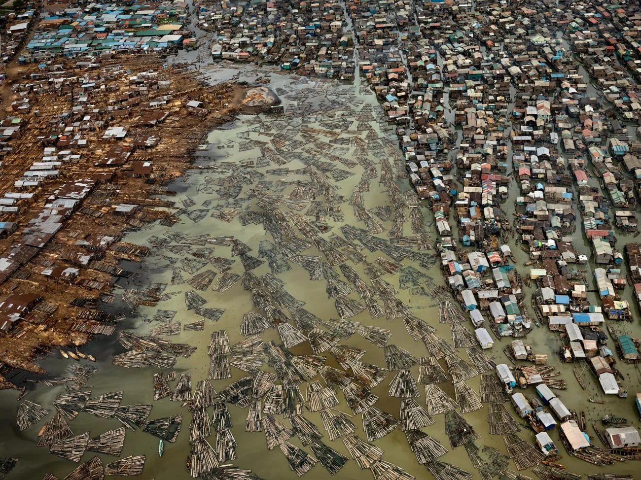 foto: © Edward Burtynsky, 2021 Sony World Photography Awards - Saw Mills #2, Lagos, Nigeria, 2016