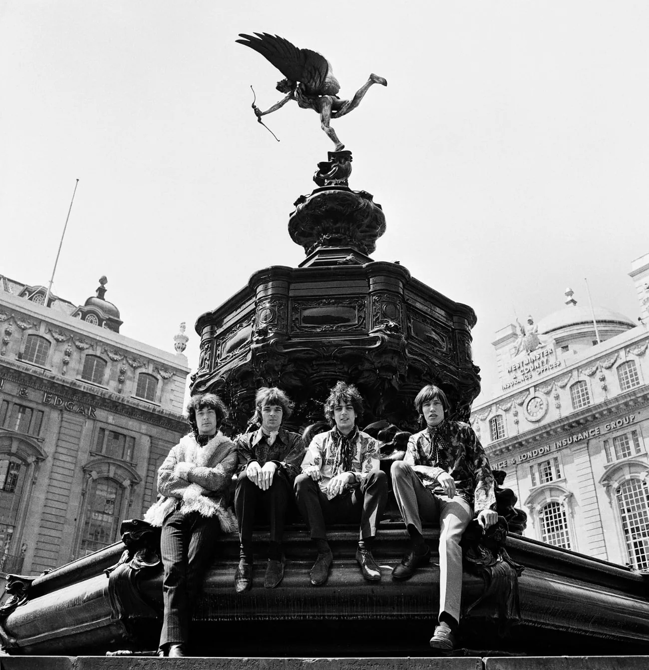 The Rolling Stones bij het Eros-standbeeld in Londen, gefotografeerd door Nico van der Stam