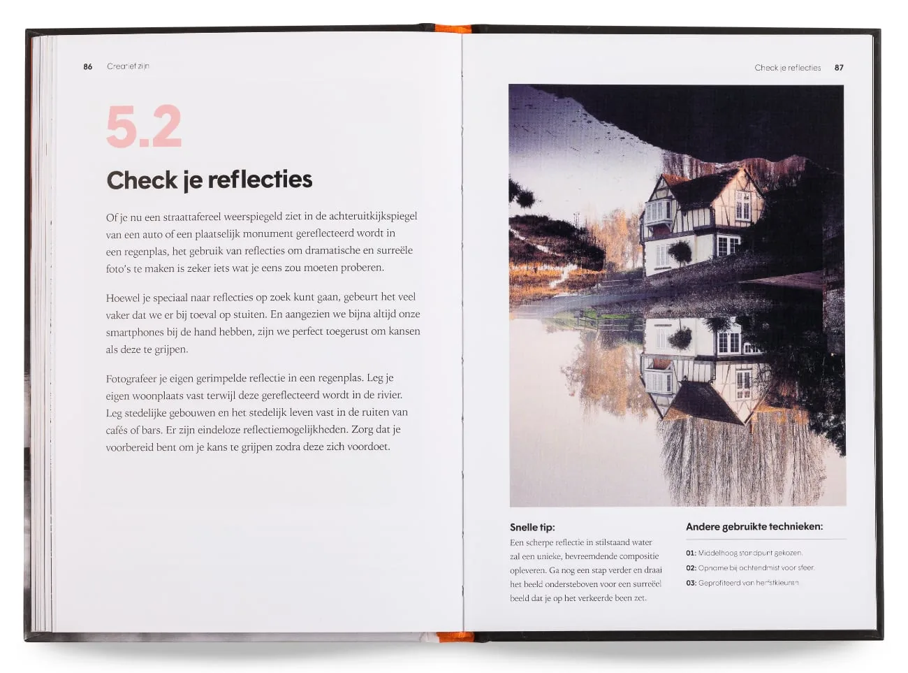 Open interior spread from De smartphone fotograaf about reflections, illustrated by a house mirrored in still water
