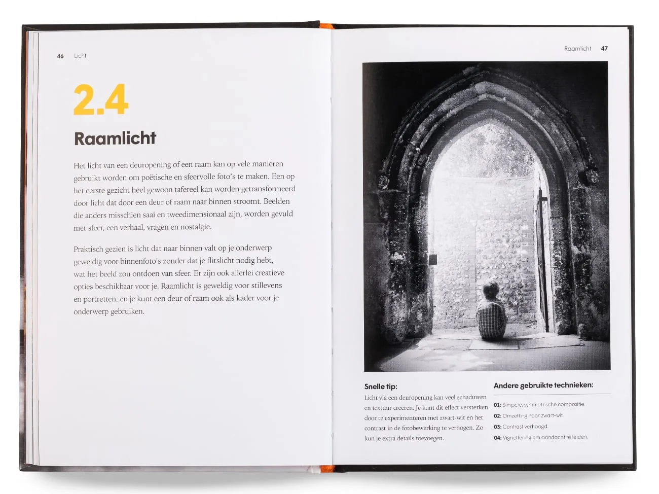 Open interior spread from De smartphone fotograaf about window light, illustrated by a black-and-white photograph of a child seated in an arched doorway