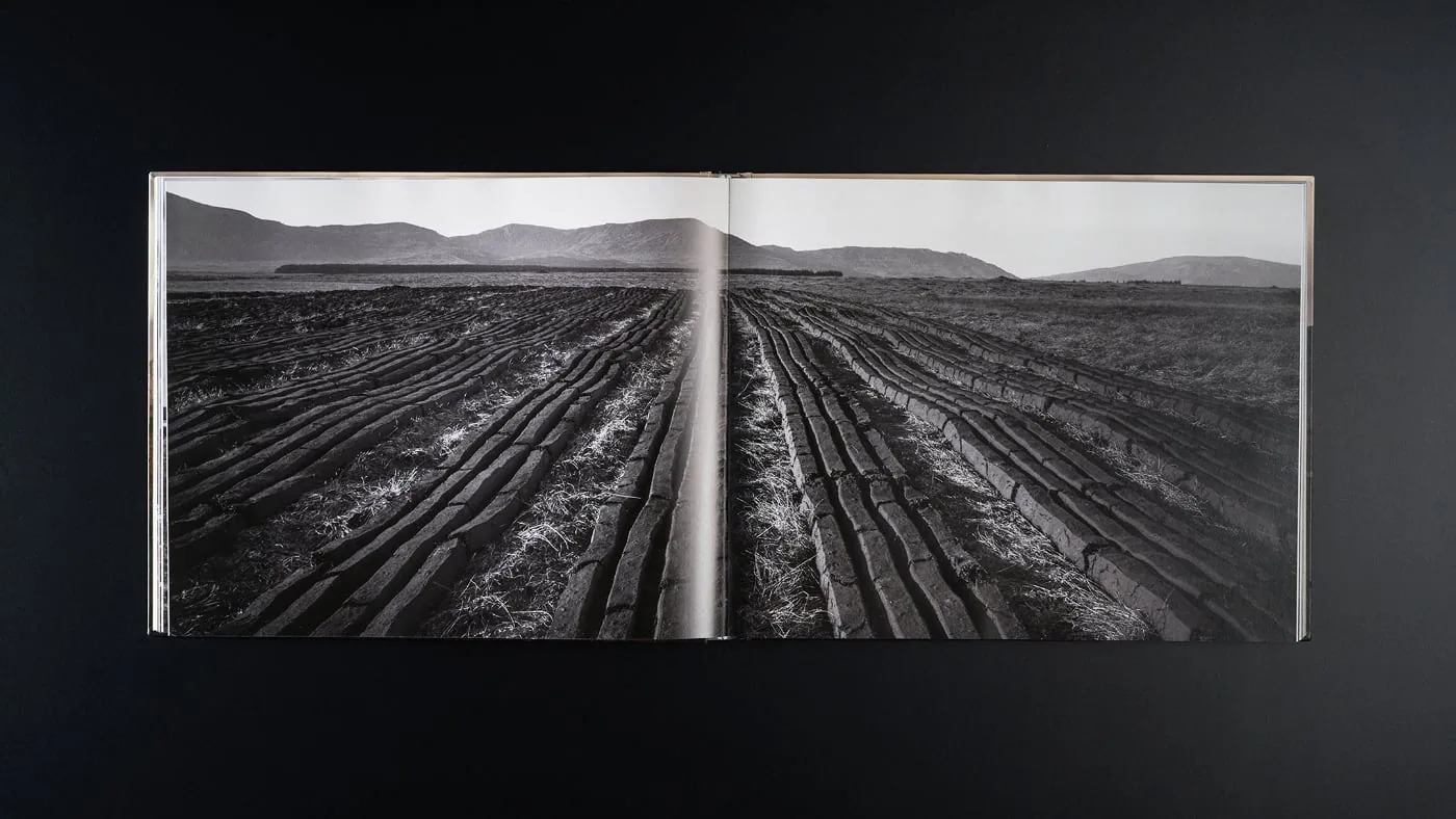Open photo book Peat with a black and white panorama of a peat landscape