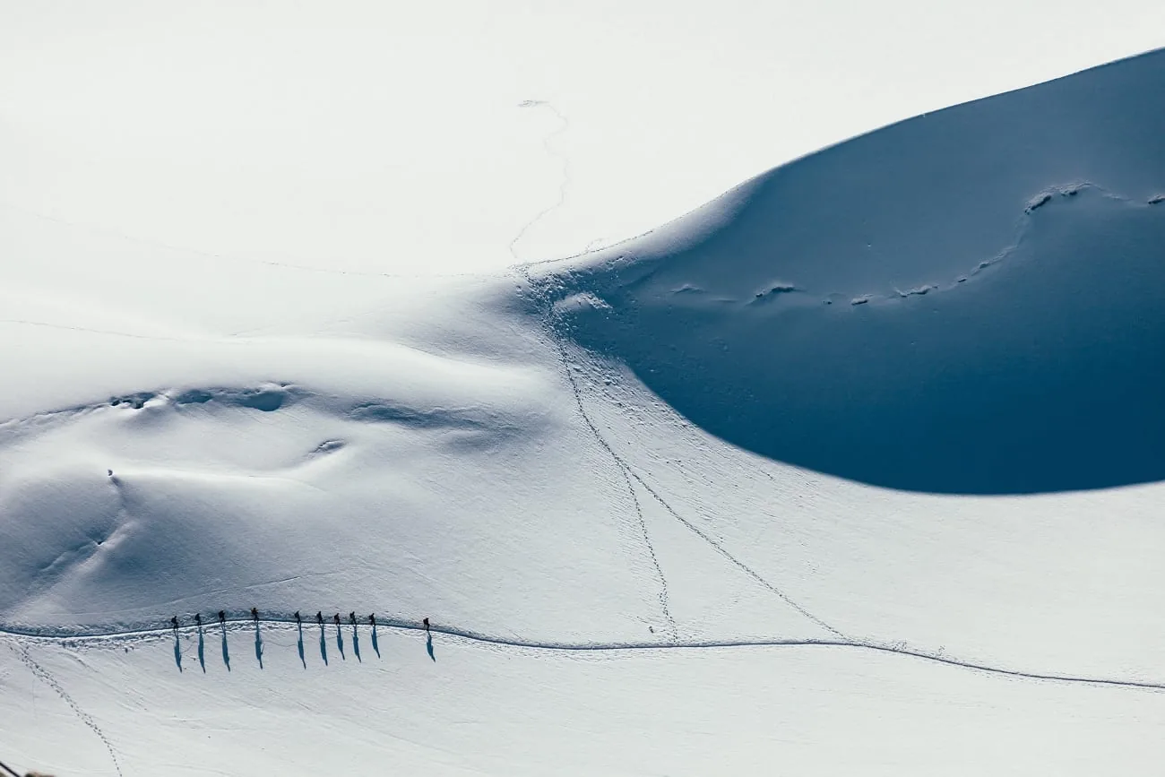 Besneeuwd landschap vanuit de lucht gefotografeerd met een drone
