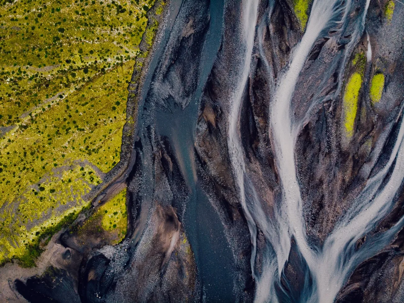 rivier IJsland drone vieGletsjerrivier in IJsland van bovenaf gefotografeerd met een dronew