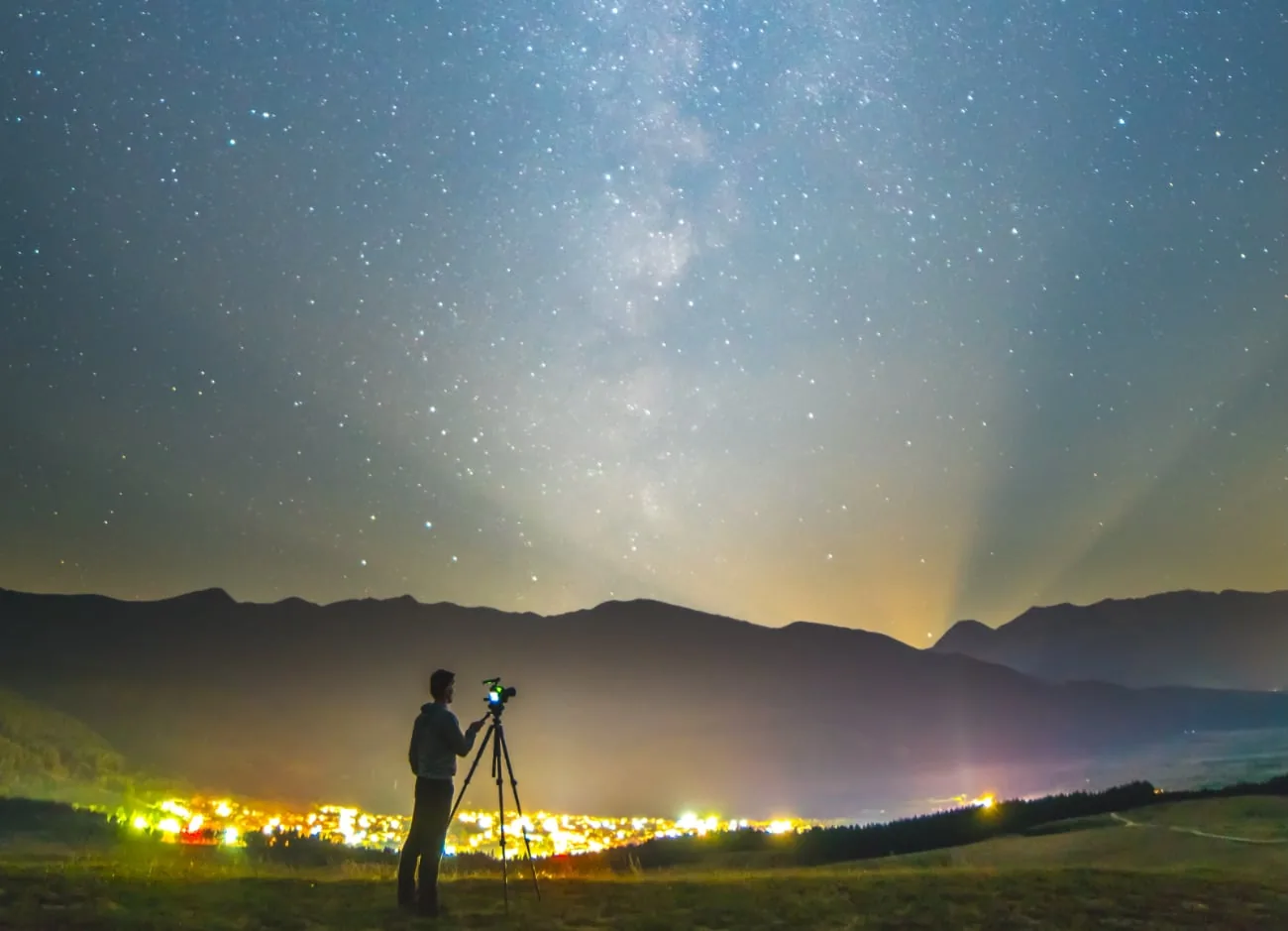 Man gebruikt een camera op statief als alternatief voor smartphonefotografie