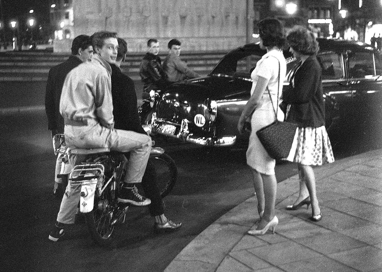 foto: © Eddy Posthuma de Boer - Nozems op de dam,1959, Courtesy of  TORCH Gallery (NL)