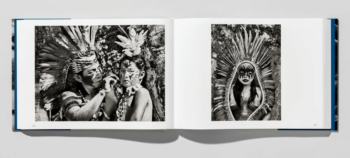 Sebastião Salgado. Amazônia, ISBN 9783836585101, fotoboek ligt open met foto's van stammen