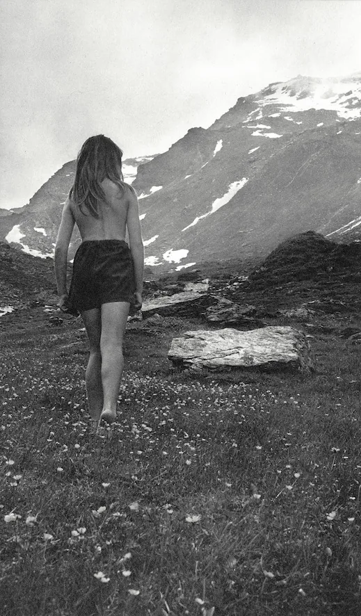 Ata Kandó - Kahmann Gallery, foto van vrouw in bergen zwartwit