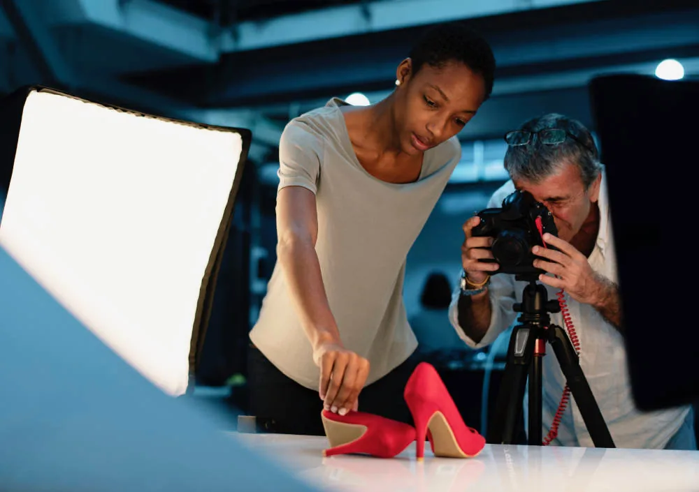productfotografie van rode pumps met fotograaf en assistent