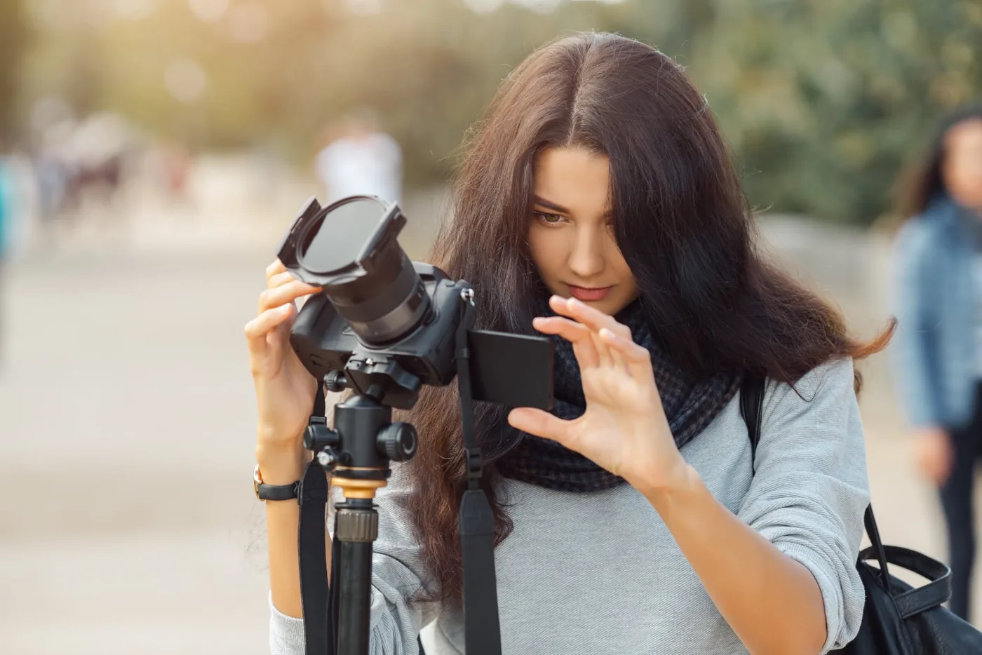 Fotografe die werkt op reis via openbaar wifi