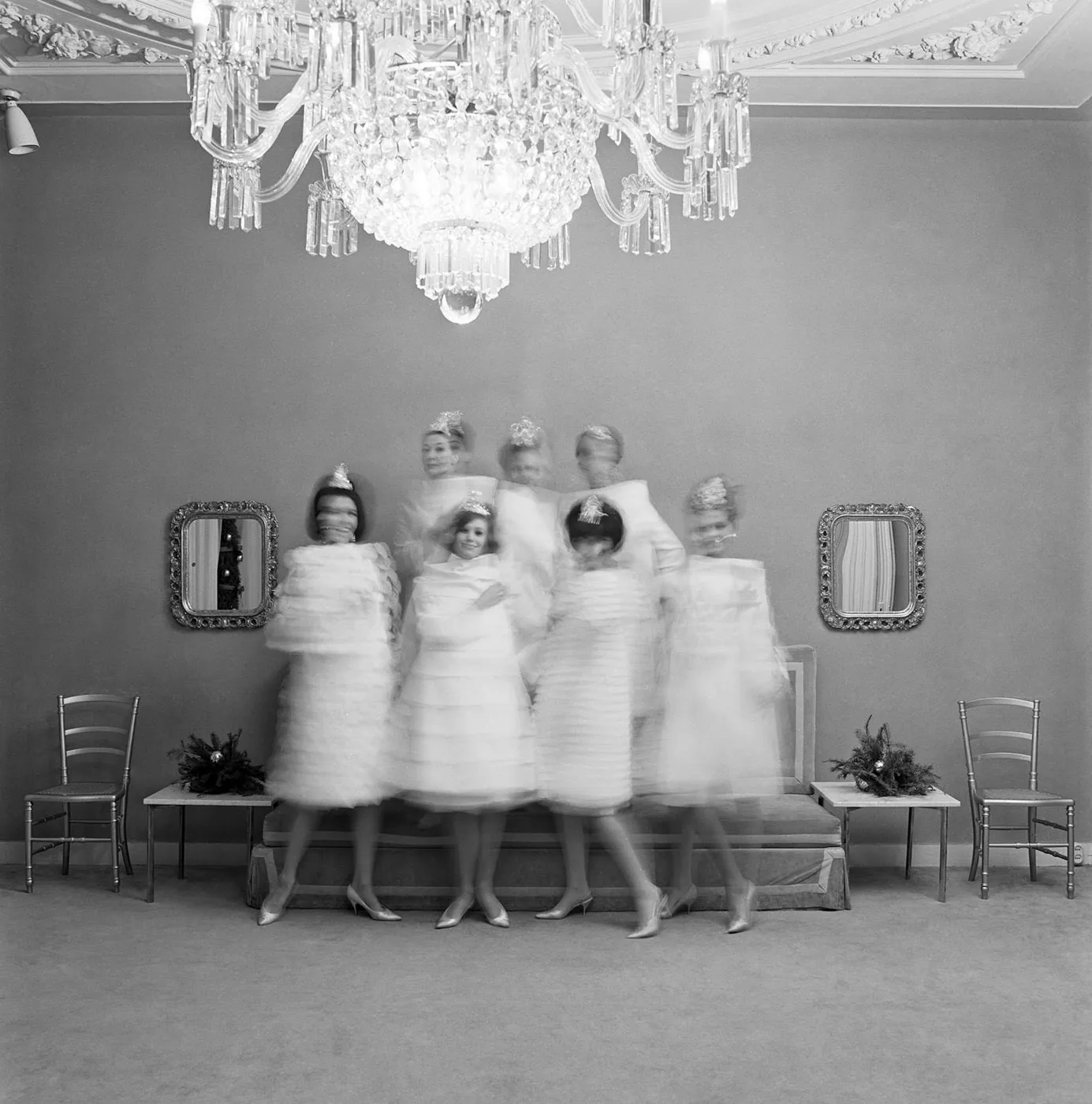 foto: © Paul Huf/MAI - Modellen in couture van modeontwerper Dick Holthaus in zijn salon, Amsterdam 1963