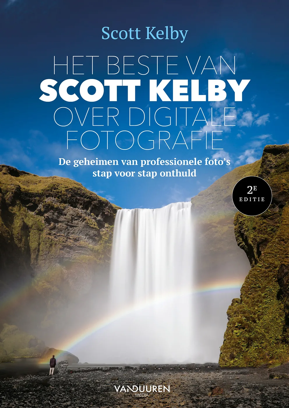 Cover of Het beste van Scott Kelby over digitale fotografie, 2e editie by Scott Kelby, showing a waterfall between mossy cliffs with a rainbow in the mist; ISBN 9789463561945