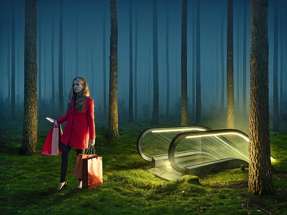 foto: © Erik Johansson (Zweden) - optische illusie: vrouw stapt van roltrap in een bos