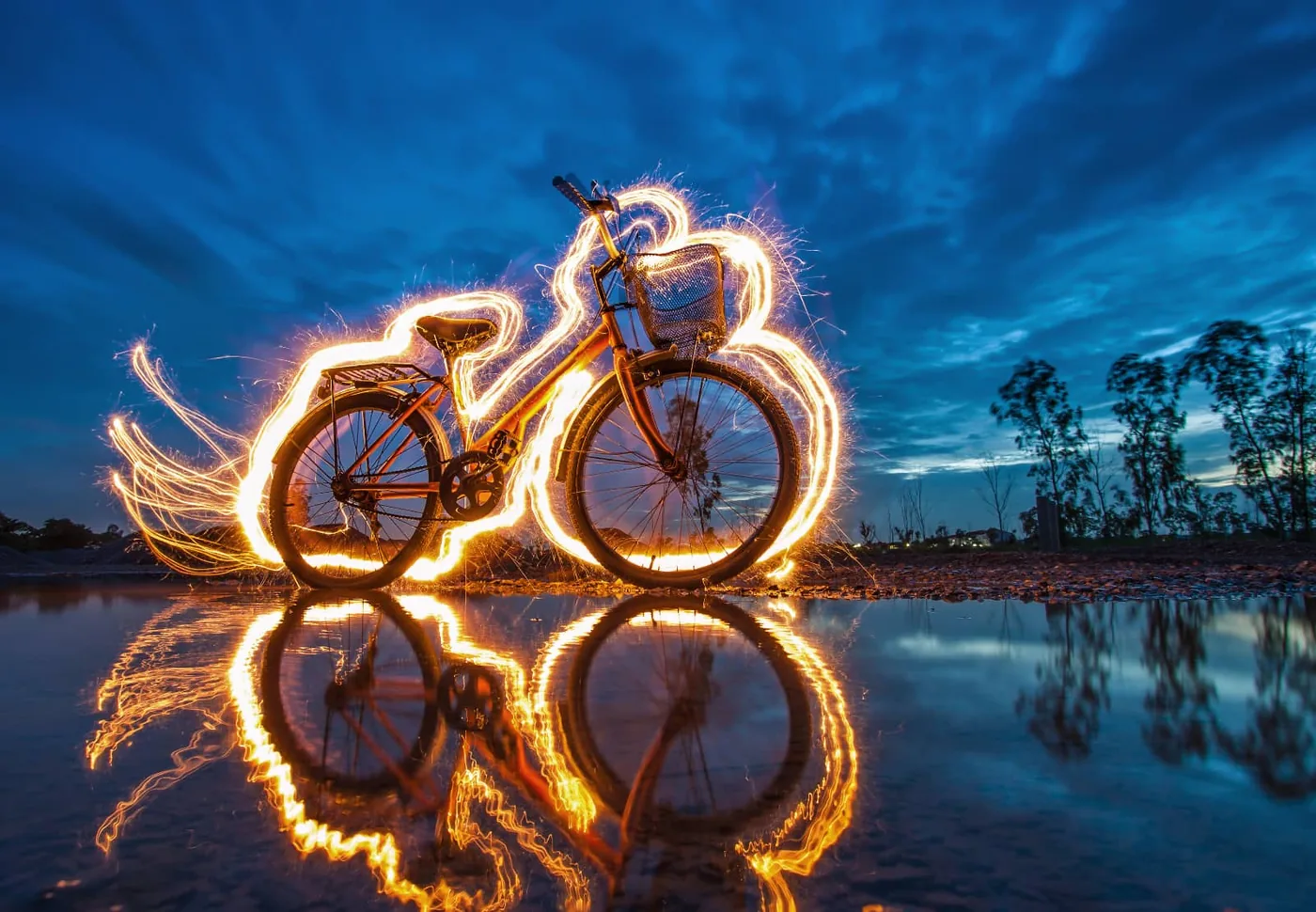 lightpainting foto van een fiets met reflectie in plas