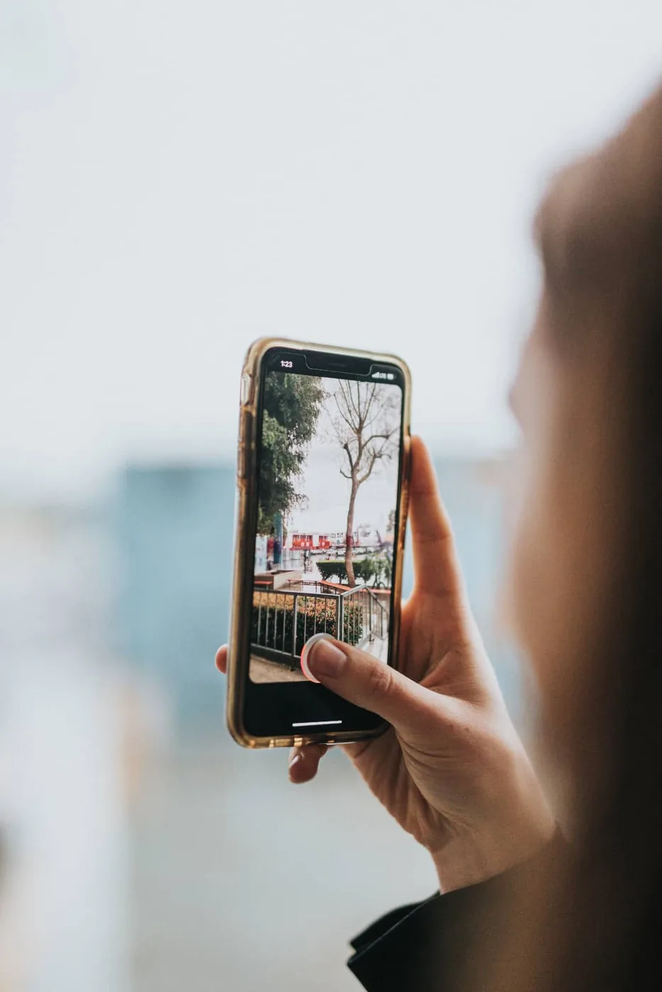 meisje houdt mobieltje vast die foto maakt