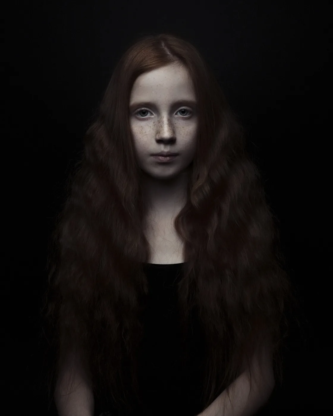 portret van jong meisje met rood haar als een mona lisa in een zwarte achtergfrond