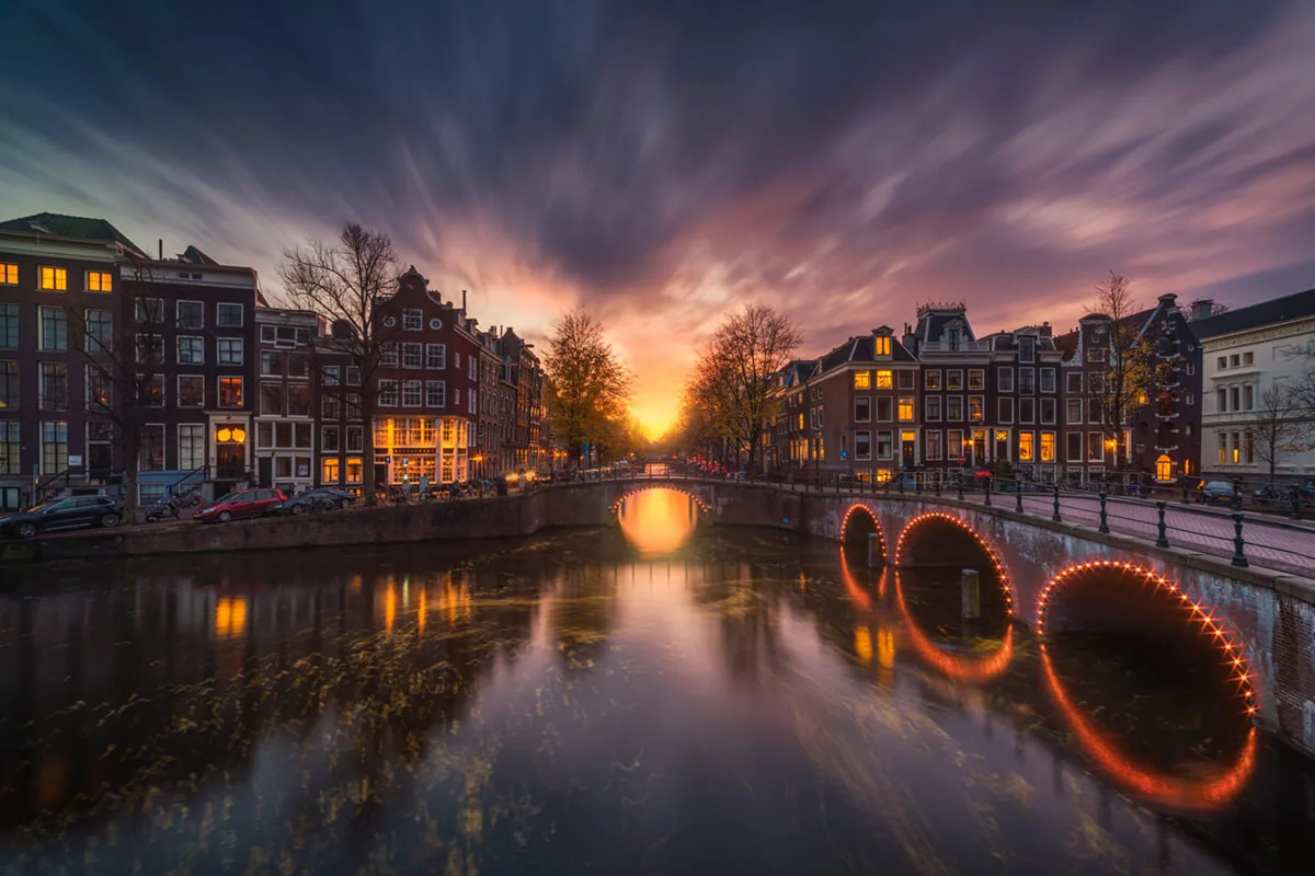 Foto van Albert Dros van de Amsterdamse grachten in schemering