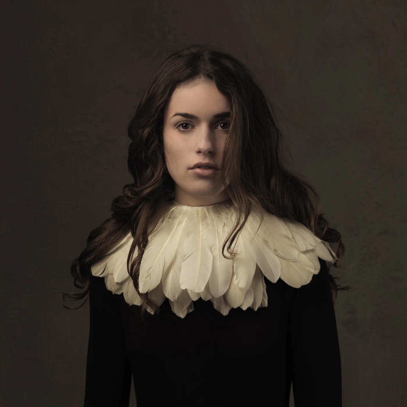 foto: © Marie Cecile Thijs - Girl with The Feather Collar 2014