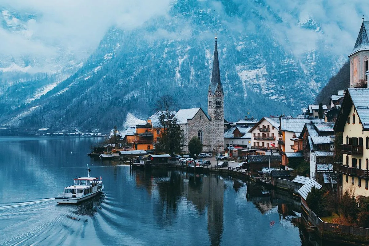James Relf-Dyer - Instagram: 290k+ - @jamesrelfdyer, water bergen en stadje met kerk