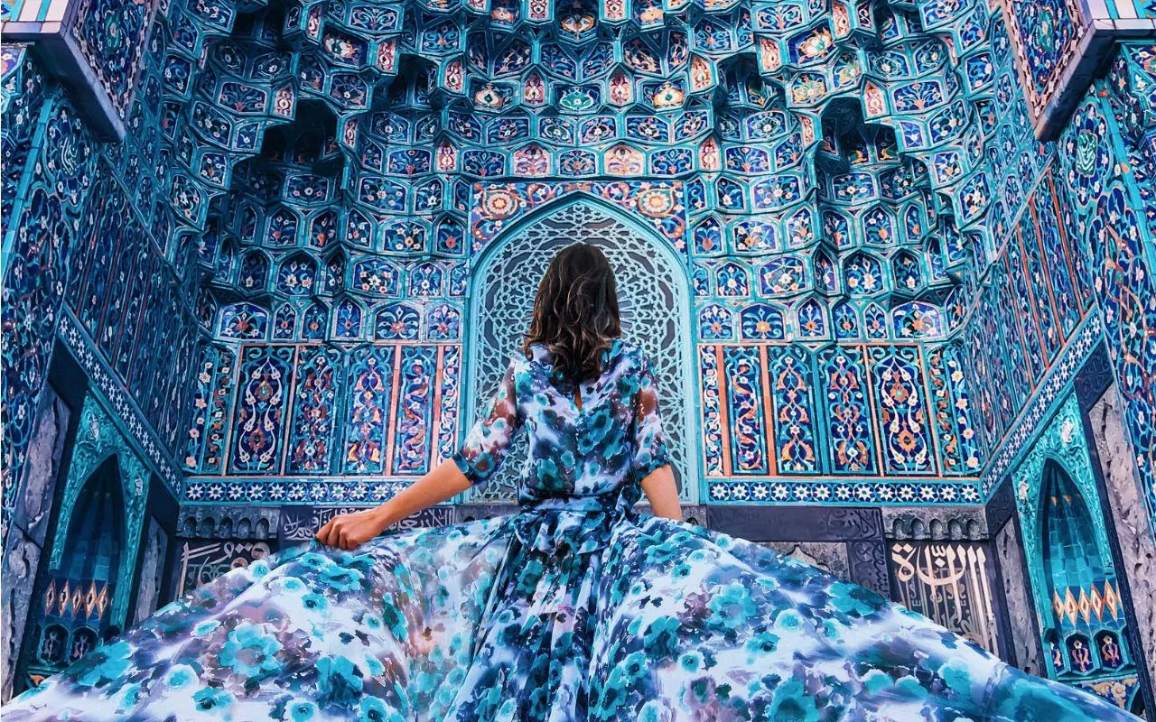 Kristina Makeeva - Instagram: 500k+ - @hobopeeba, vrouw in jurk in kathedraal