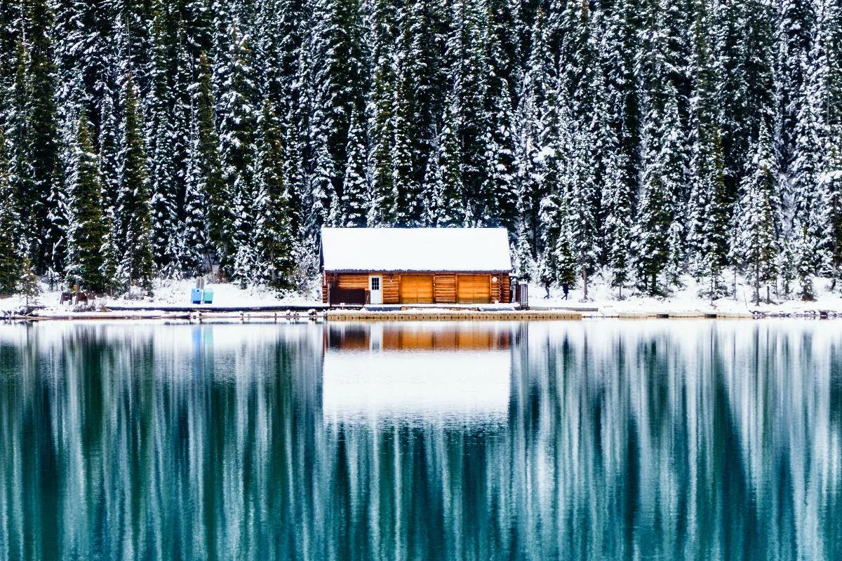 Carmen Huter - Instagram: 100k+ - @carmenhuter, huisje aan water in sneeuw met weerspiegeling