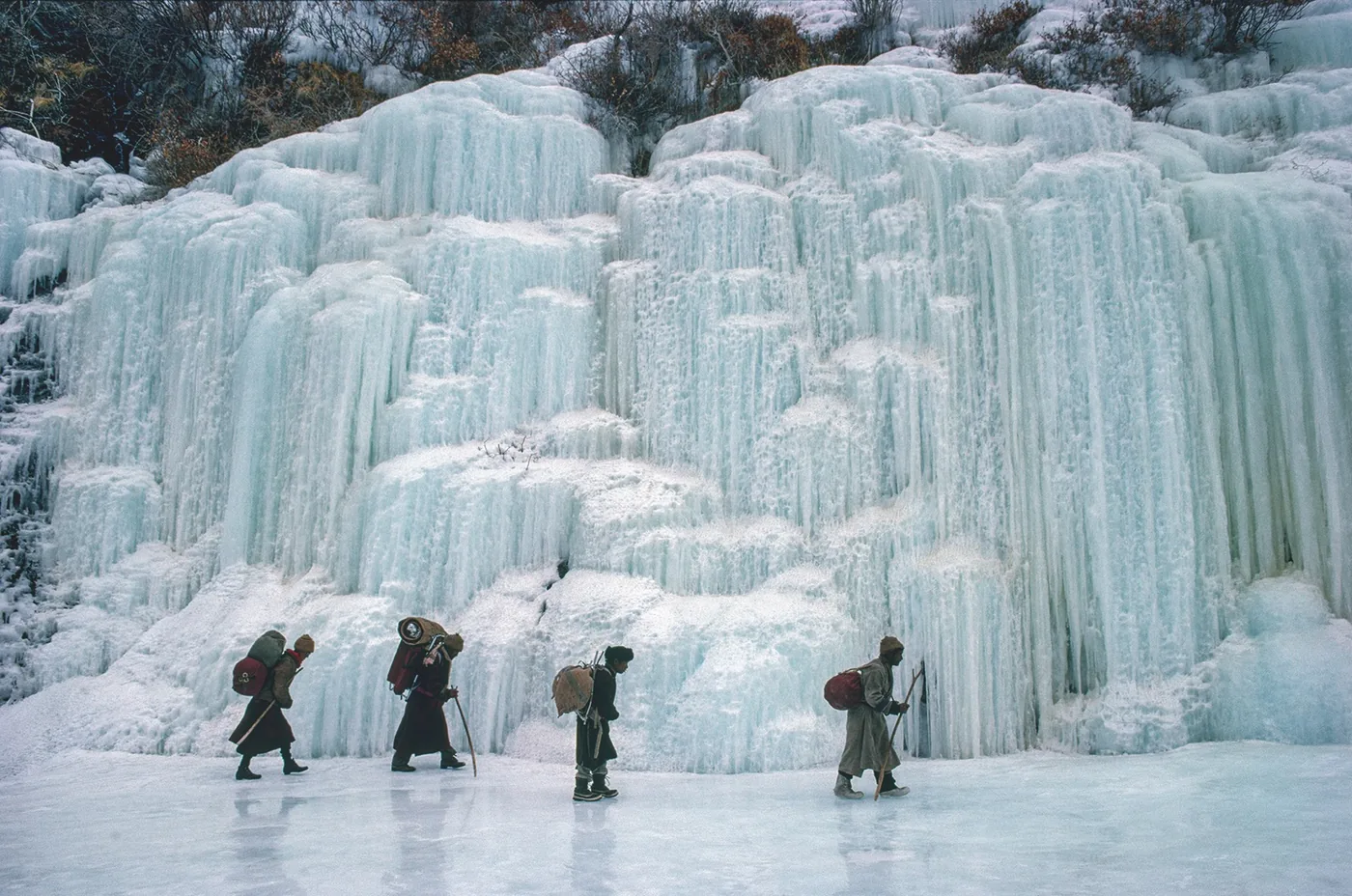 foto: © 2018 Olivier Föllmi. boeddisten bij bevroren waterval