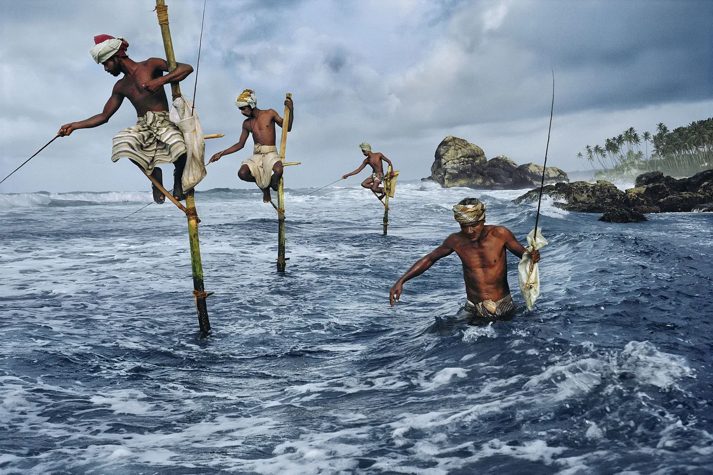 foto: © Steve McCurry - Fishermen, Weligama, South Coast, Sri Lanka, 1995