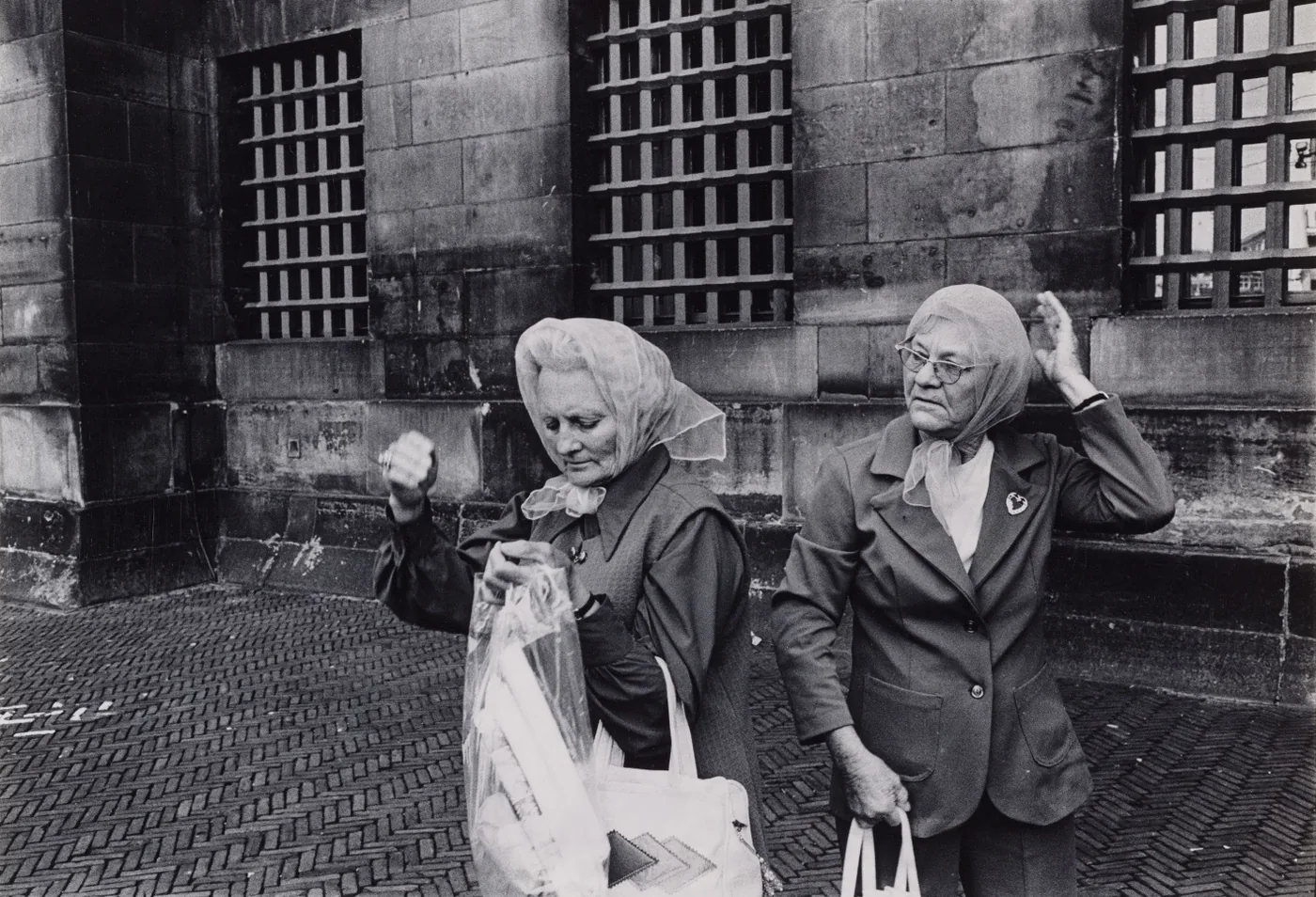 Foto: Dolf Toussaint - Twee vrouwen op de Dam voor het Koninklijk Paleis, 1971-1972.
