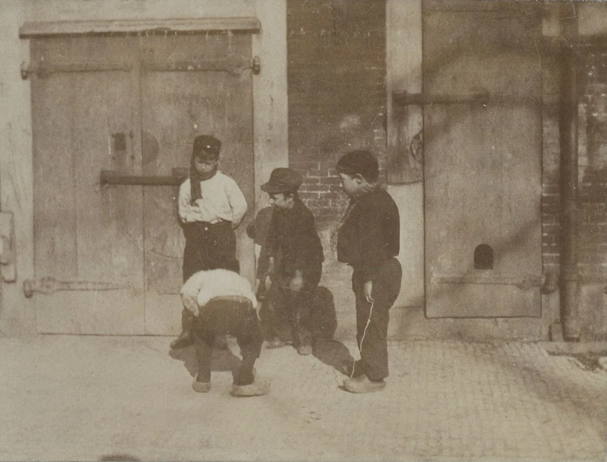 foto: G.H. Breitner, Collectie Stadsarchief Amsterdam - Spelende kinderen, circa 1900