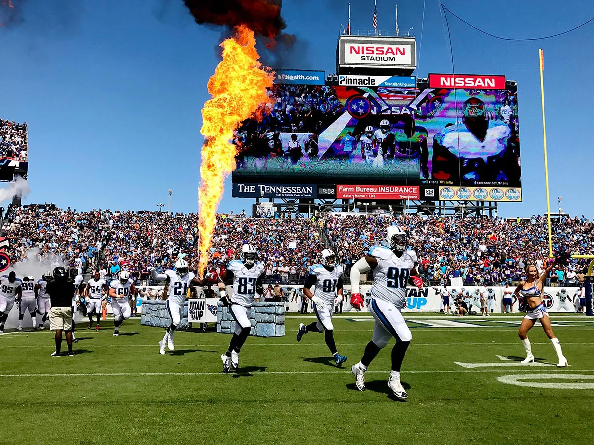foto van veld met American Football spelers en tribune