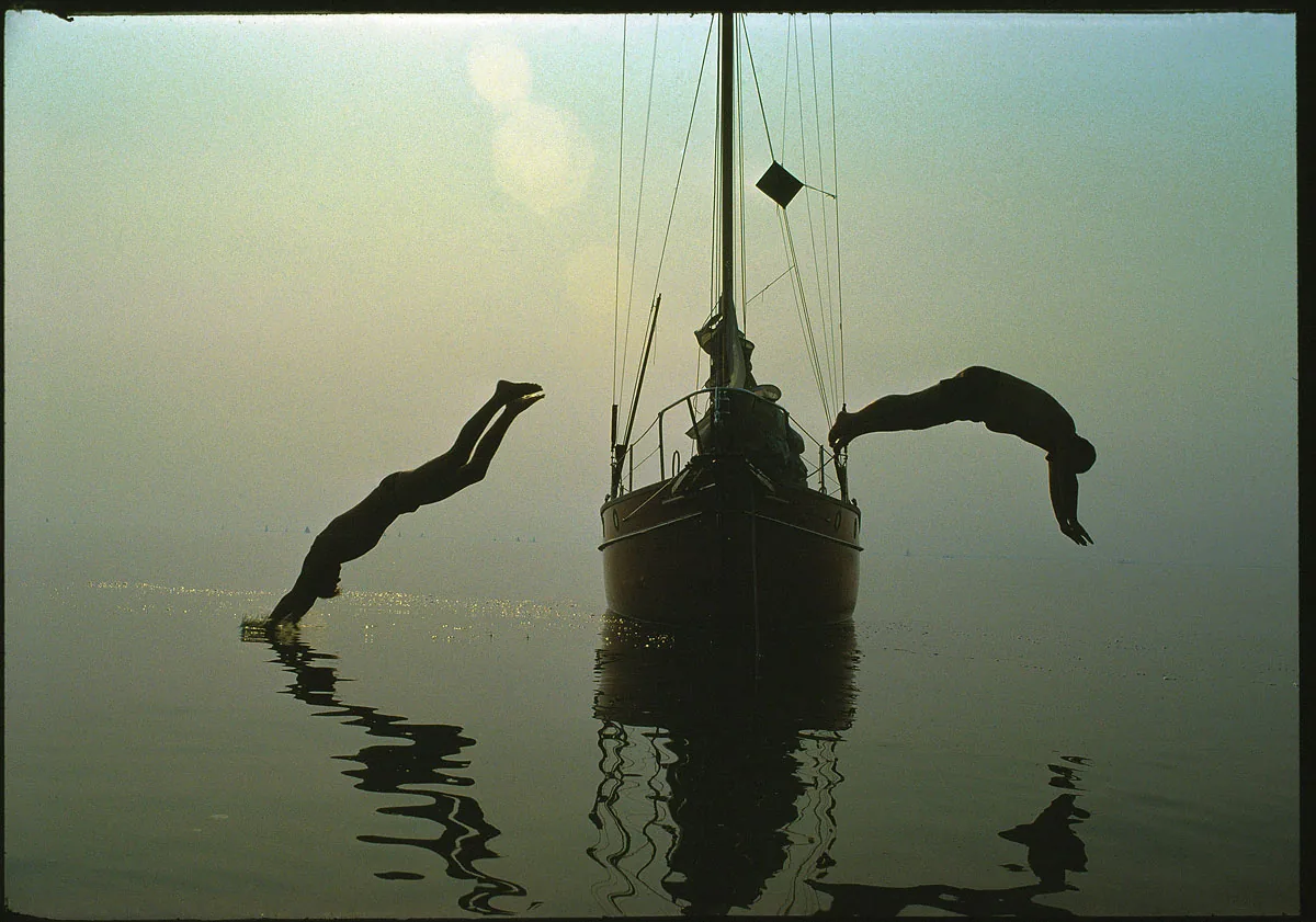 foto van Peter van der Velde/MAI | Duiken vanaf zeilboot in IJsselmeer, 1976