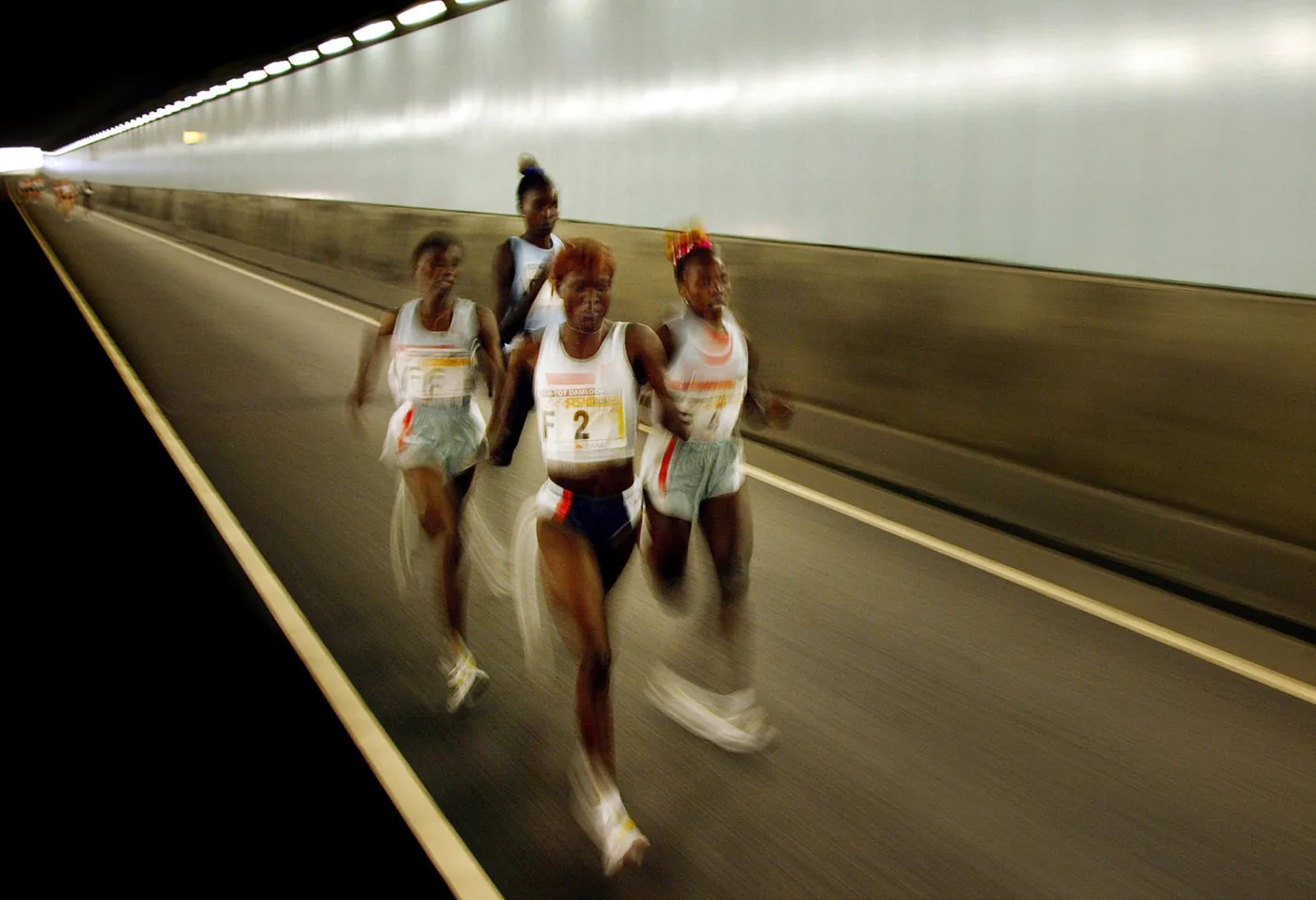 Hardlopers tijdens de Dam tot Damloop, gefotografeerd door Bastiaan Heus.