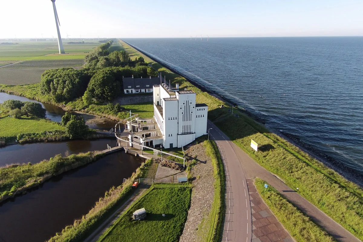 dronefoto van gemaal bij medemblik