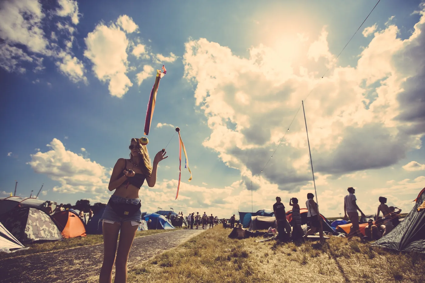 ‍foto: © Paul Underhill van meisje met korte broek op terrein festival