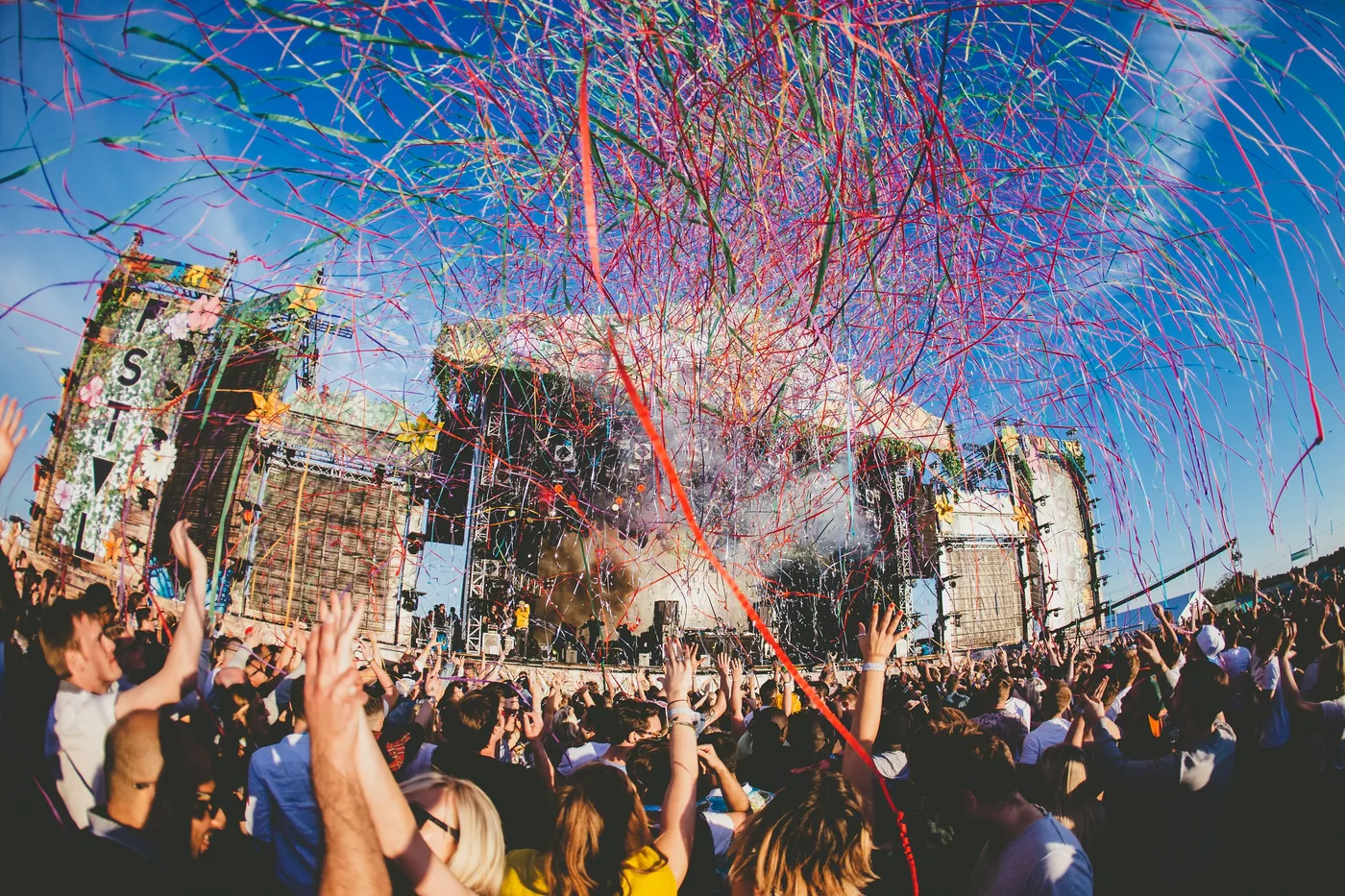 ‍foto: © Paul Underhill van podium op festival met publiek ervoor met confetti in lucht