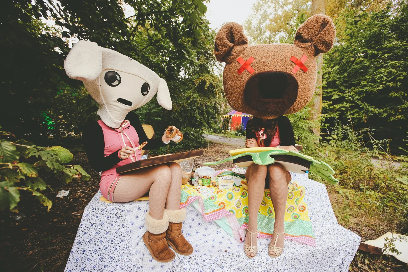 ‍foto: © Paul Underhill van twee dames verkleed als beer en schaap op steen zittend