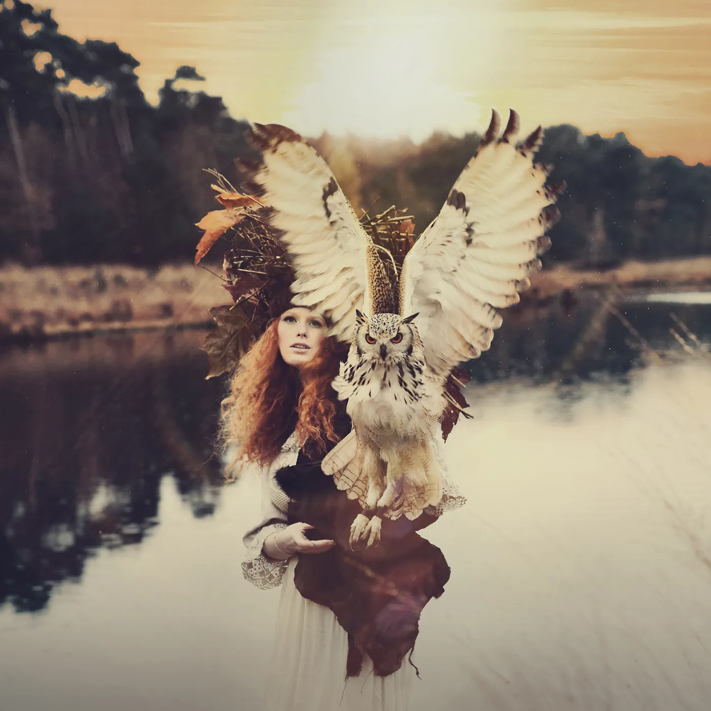 foto van vrouw met grote uil met achtergrond water en bos van Lione Bakker
