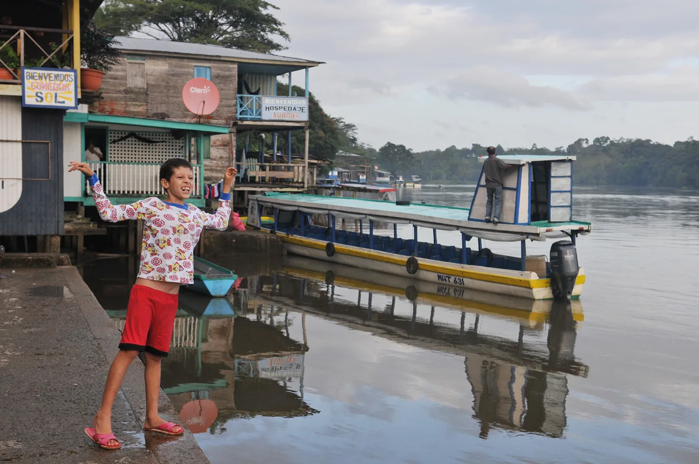 foto van een jongen aan de kade bij een pleziervaart bootje in Nicaragua